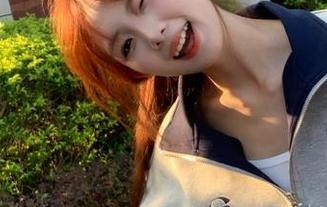 Feilin嗲囡囡 – 就是阿朱啊的美脚高清写真资源，带你感受足间的美丽与优雅.txt