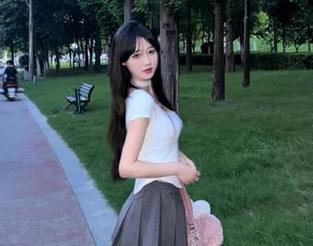 HuaYang花漾 – 时尚女神妲己_Toxic最新短裙套图，展现无限魅力与风采！.txt