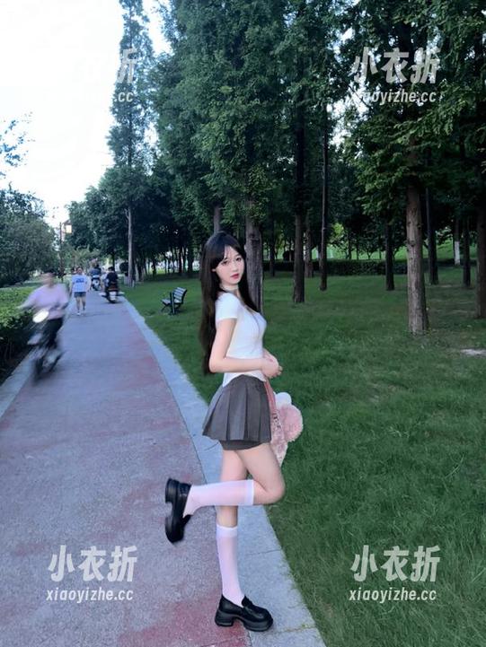 HuaYang花漾-妲己_Toxic HuaYang花漾 - 时尚女神妲己_Toxic最新短裙套图,展现无限魅力与风采!.txt