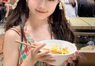 HuaYang花漾 – 最新发布！绮里嘉ula泳装写真打造你的夏季时尚灵感.txt