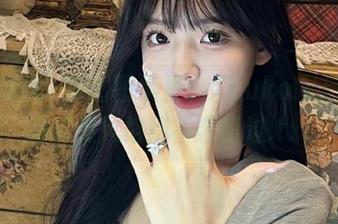 在圣诞优菈美图图集里，KuukoW自嘲式的搞笑风格绝不容错过.txt