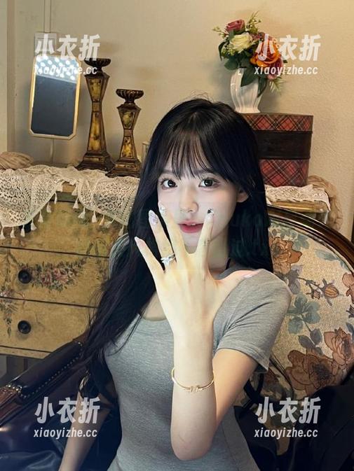 在圣诞优菈美图图集里，KuukoW自嘲式的搞笑风格绝不容错过.txt