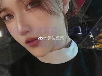 Sakiiii翎柒短裙写真：让自嘲成为一种优雅的风格.txt