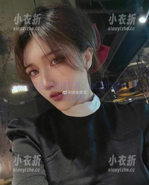 Sakiiii翎柒短裙写真：让自嘲成为一种优雅的风格.txt