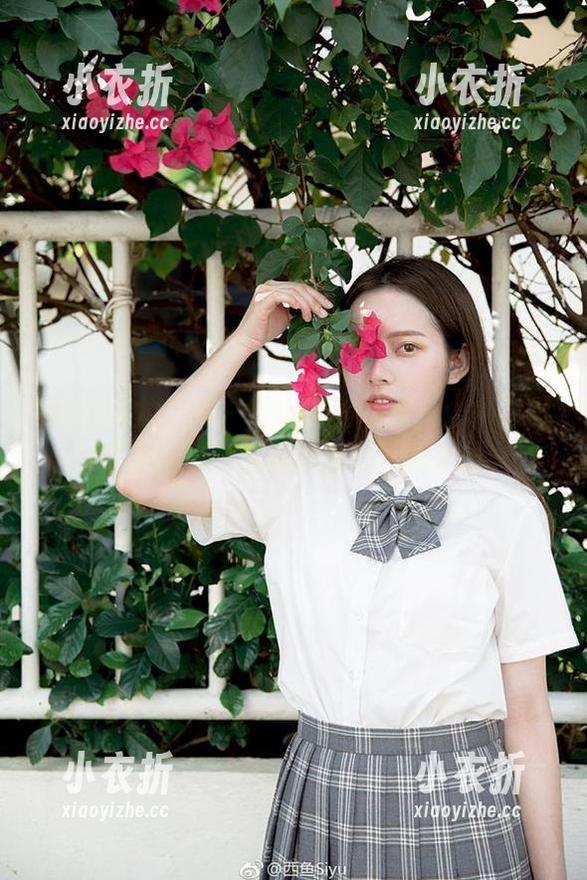 UGirls尤果网 - 杜小雨美图更新：棉袜写真演绎独特的清新时尚风格.txt