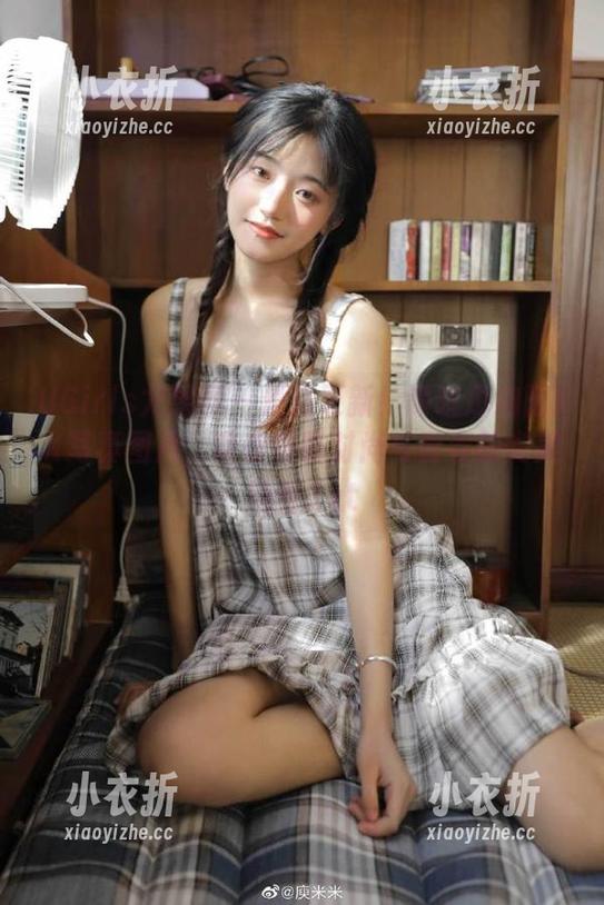 UGirls尤果网 - 最新更新！谭晓彤绚丽JK写真图片，带你领略时尚与青春的完美结合.txt