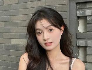 XIAOYU语画界 – 精选图片：Angela小热巴展示玫瑰金吊裙的优雅之美.txt