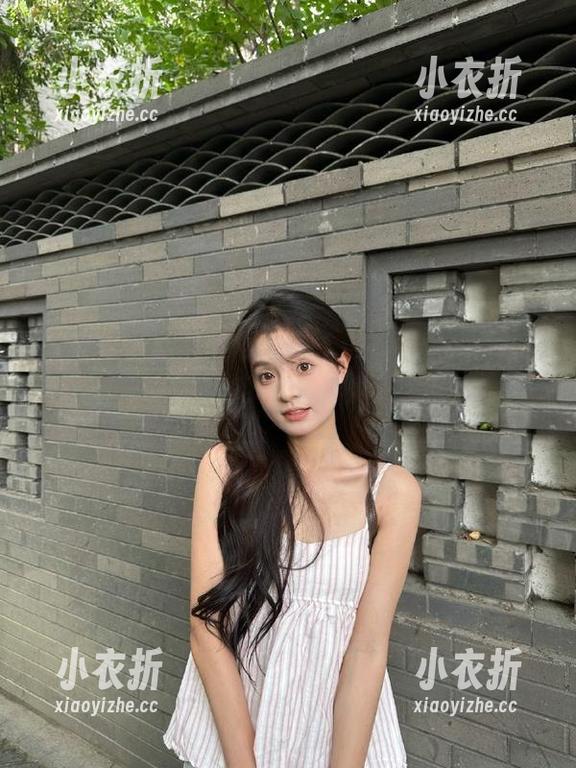 XIAOYU语画界 - 精选图片：Angela小热巴展示玫瑰金吊裙的优雅之美.txt