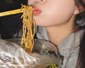 XIAOYU语画界 – 原图在此！程程程的在线极致丝袜写真，如何巧妙呈现性感与优雅？.txt