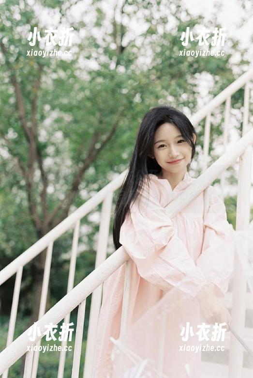 Xiuren秀人网 - 从未公开的Lovely璐璐秘密：她的写真作品展现真实的自我.txt