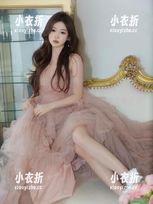 Xiuren秀人网 - 探索吃白菜的vi菜菜的秘密：全新更新的写真集带你进入她的世界.txt