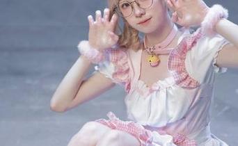 Xiuren秀人网 – 跟随小肉肉咪的视角，女友写真作品集最新更新，探索爱的魅力！.txt