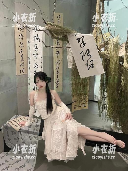 Xiuren秀人网 - 在水中舞动，观看雅茹老师泳池作品的动人姿态！.txt