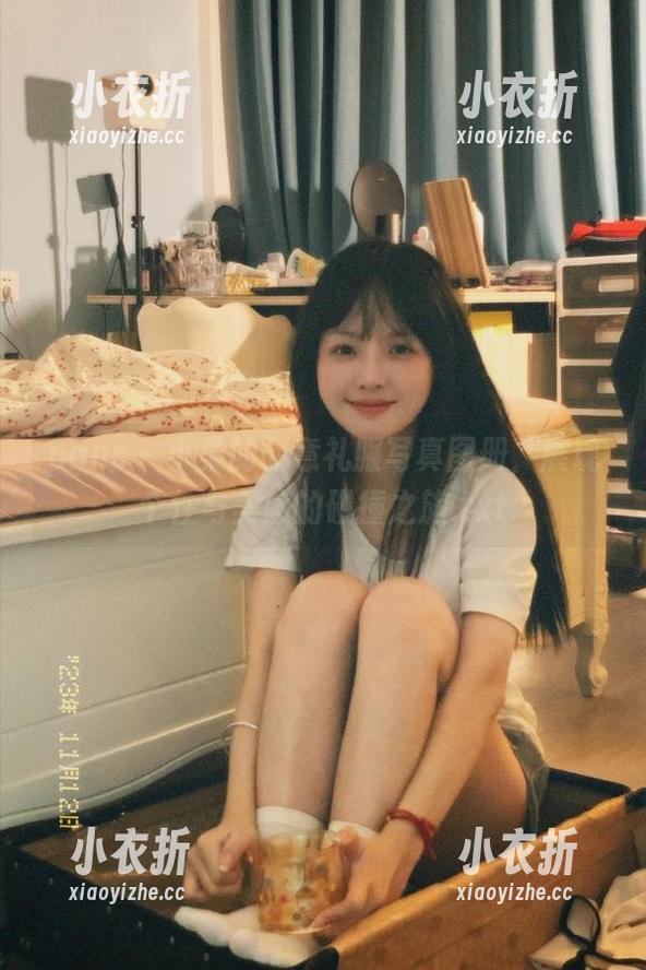 pans - 小柔的创意礼服写真图册，展现个性与美感的碰撞之旅.txt