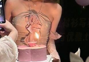 丽柜 – 心心独特风格，白衬衫写真照片展现当代女性的自信与优雅.txt