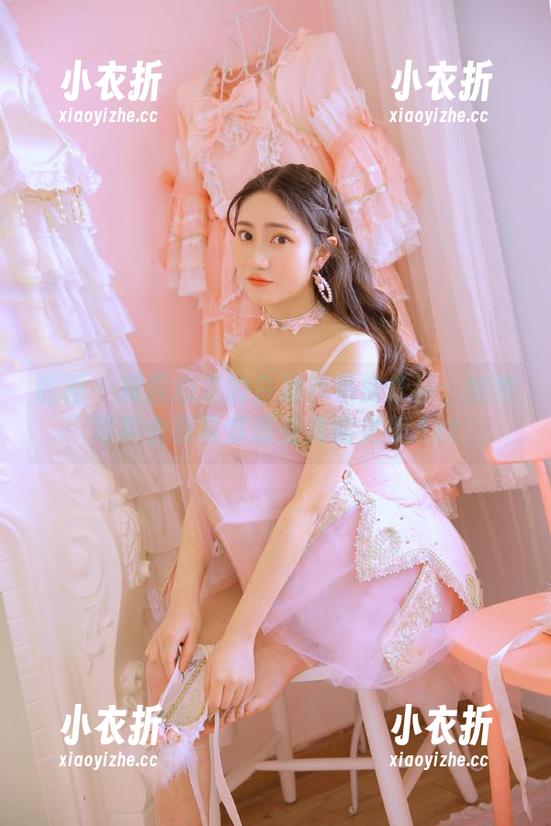 丽柜 - 裸露心灵的白衬衫私房作品：然然写真合集带你感受真实之美.txt