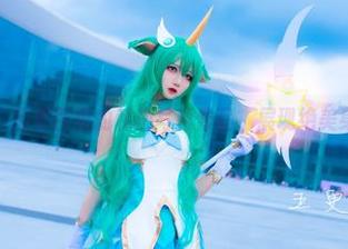 短裙诱惑：五更百鬼的私拍写真作品，展现绝美身姿！.txt