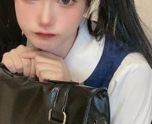 倦倦喵的私房泳装作品：让人忍不住想一键设置为桌面壁纸！.txt