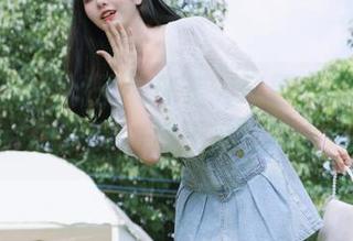 克拉女神 – 妮子带你走入草原：下载她的“奶牛”写真，感受自然的气息.txt