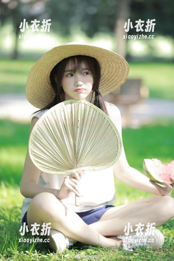 黑丝制服美女的时尚魅力，尽在喵糖映画写真作品中.txt