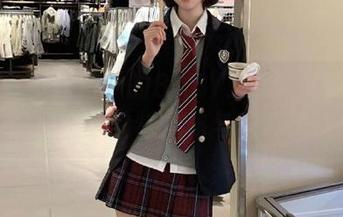 嗲囡囡 – 红裙下的BABY_柒：高清写真展现她的独特风格与韵味.txt