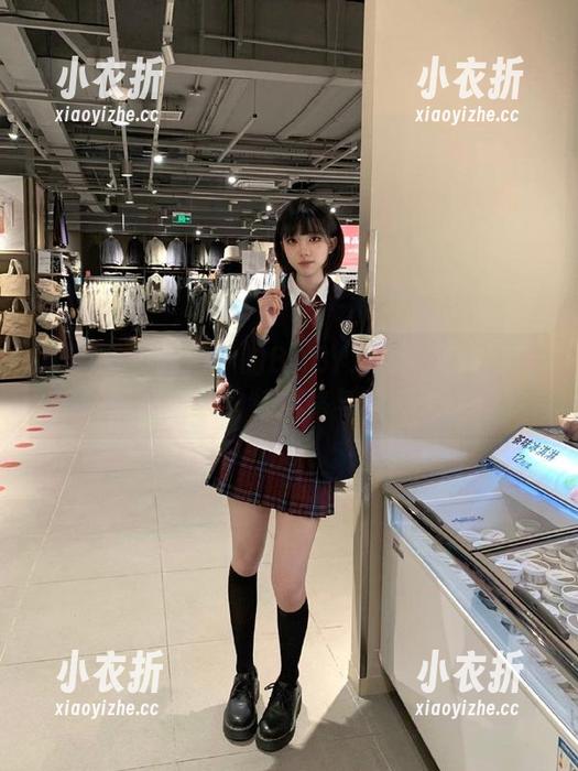 嗲囡囡 - 红裙下的BABY_柒：高清写真展现她的独特风格与韵味.txt