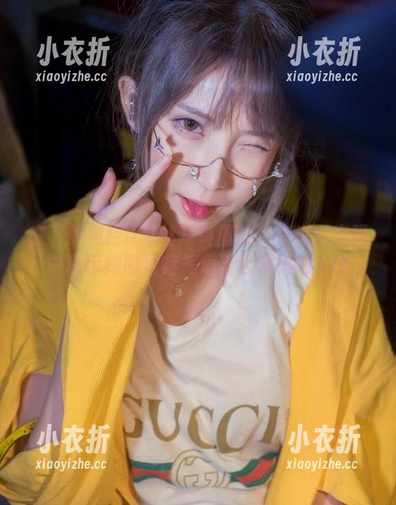 在下萝莉控ii灰丝写真图册：在光影交错中展示她的独特气质与艺术美感.txt