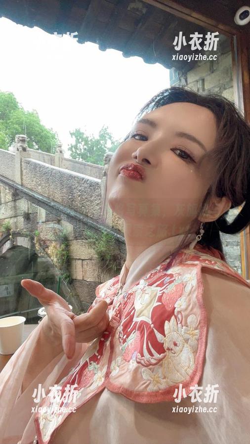 夏小秋秋秋独特风格写真集，灰旗袍与条纹袜的资源探索之旅.txt