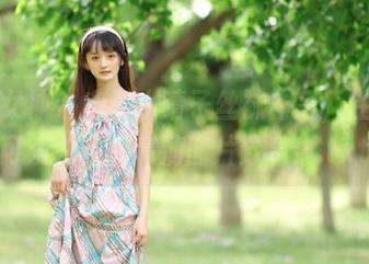 头条女神 – 定制小晴子丝袜作品，性感与可爱并存的高清图片分享！.txt