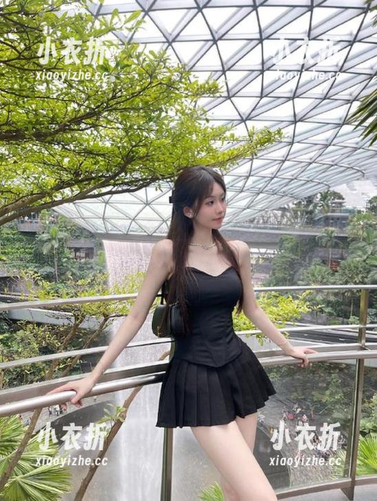 头条女神 - 在线观赏杨漫妮baby办公室写真合集，捕捉职场女性的时尚态度.txt