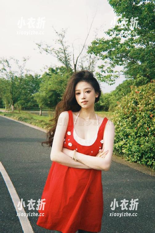 头条女神 - 王竹的裸足摄影分享，让图库故事更加丰富多彩.txt
