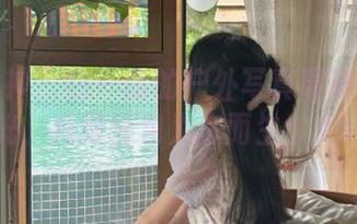 头条女神 – 白一晗的户外写真展现自然风光，精致图包为你而生！.txt