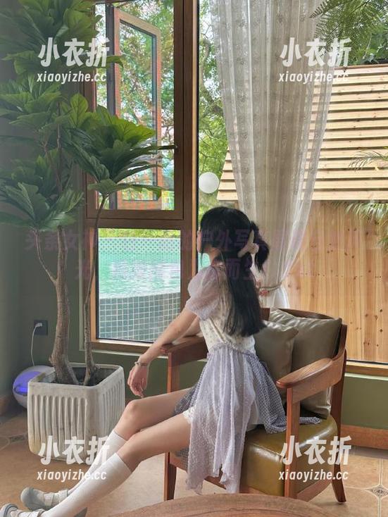 头条女神 - 白一晗的户外写真展现自然风光，精致图包为你而生！.txt