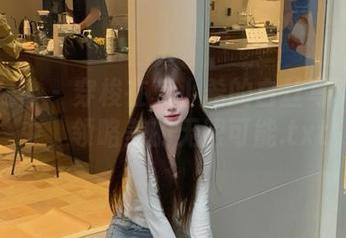 头条女神 – 穿梭在莫小希的白丝写真全集中，领略美的无限可能.txt