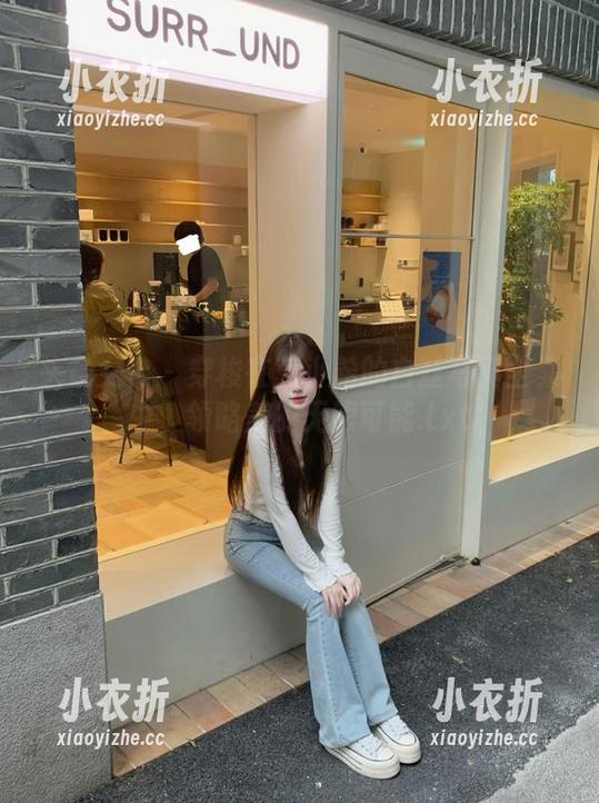 头条女神 - 穿梭在莫小希的白丝写真全集中，领略美的无限可能.txt