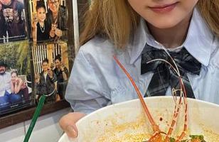 搞笑与美结合！奇行家狗崽最新写真，七三蓝护士带你飞！.txt
