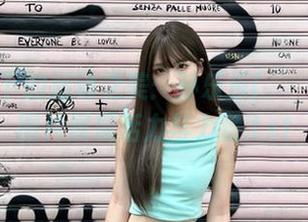 无圣光下的运动之美：孙乐乐(손예은)写真图片展现活力与力量.txt