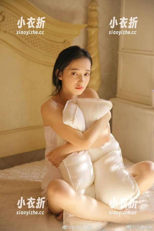 微密圈 - 小仙女ELaine的双马尾写真图集：清新自然，尽显少女魅力.txt