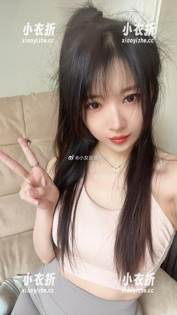 小女巫露娜 小女巫露娜的校服魅力大揭秘,壁纸合集让你目不转睛!.txt