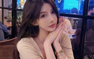 小小奶瓶儿与她的毛衣写真套图，冬日里的一抹亮色.txt