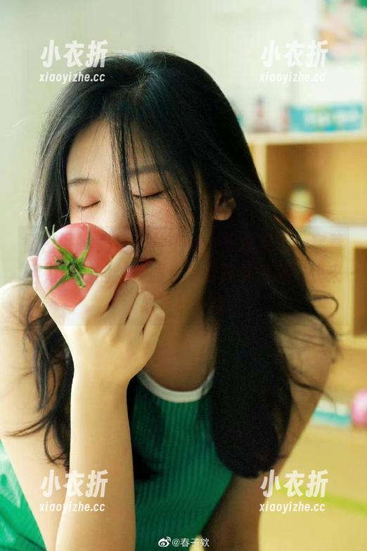 微密圈 - 高清照片中的小玉吃果冻，穿着活力四射的体操服，绽放青春气息，快来欣赏！.txt