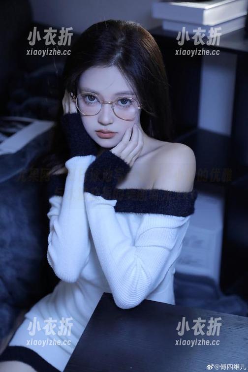 尤果网-小喜 尤果网 - 夏日泳池写真分享:小喜的优雅与水波交织的美丽时光.txt