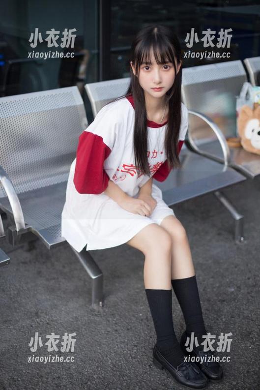 尤果网 - 李颜儿厨娘写真集中的原图之美：她用食材和摄影打动你的心灵！.txt