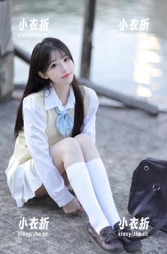 张思允 微密圈 - 油亮黑丝制服主题写真合集:探索张思允的时尚与风格照片.txt