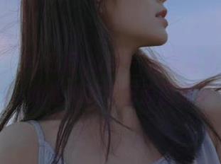 推女神 – 与伍月yuer一起探索水手服的魅力，观看她的亲密原图展示.txt