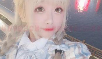 浴缸场景中的日奈娇：探索她的精彩COS图包.txt