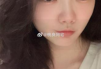 桃良阿宅的最新写真：灰丝下的自嘲，展示不一样的可爱.txt