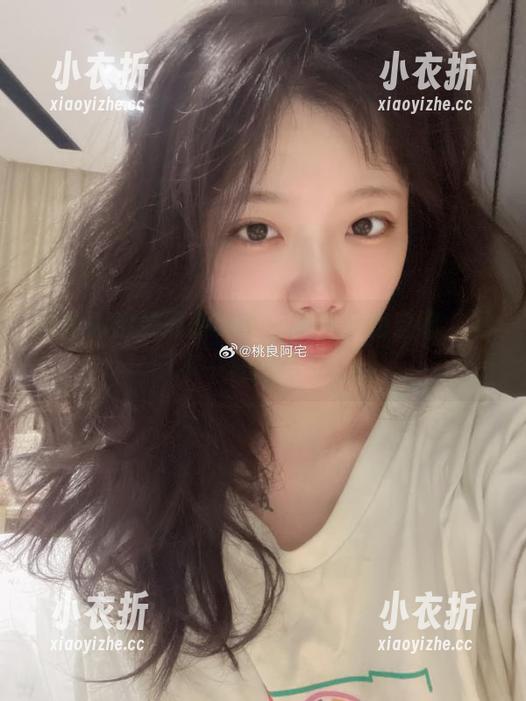 桃良阿宅的最新写真：灰丝下的自嘲，展示不一样的可爱.txt