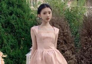 森萝财团 – 解锁卉子女仆写真秘境，美图沉浸在80D黑丝的经典风尚中.txt