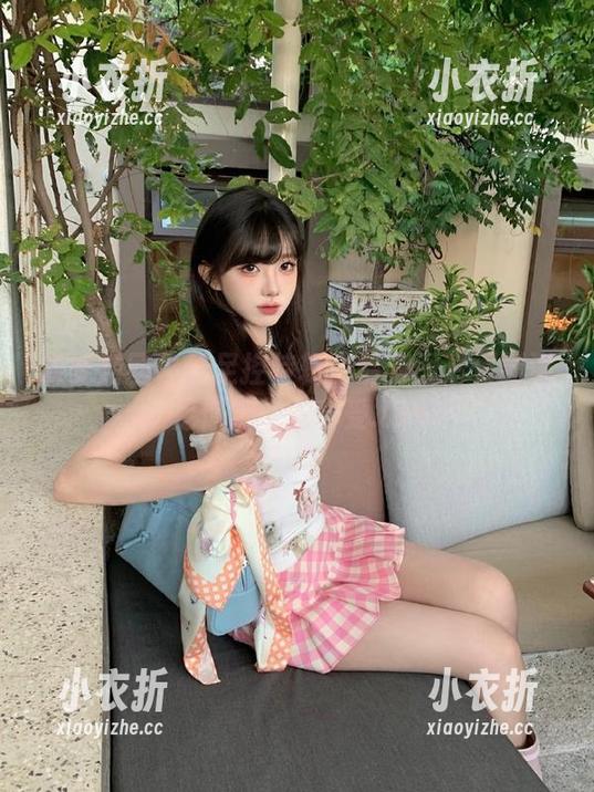 森萝财团白丝足控特辑：最新图片更新满足你的视觉享受.txt